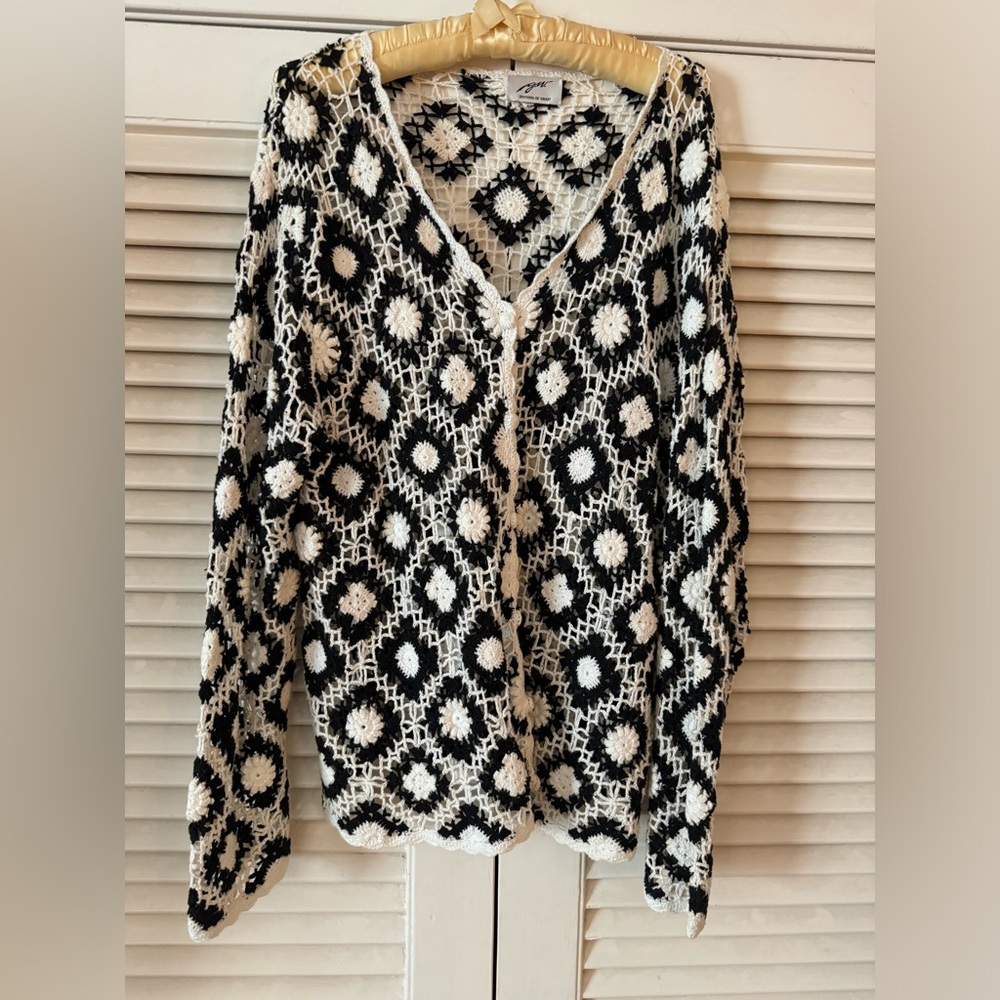 BEAUTIFUL B/W CROCHET BUTTON-FRONT COTTON CARDIGAN FROM GW, SZ M. ORIG $100.